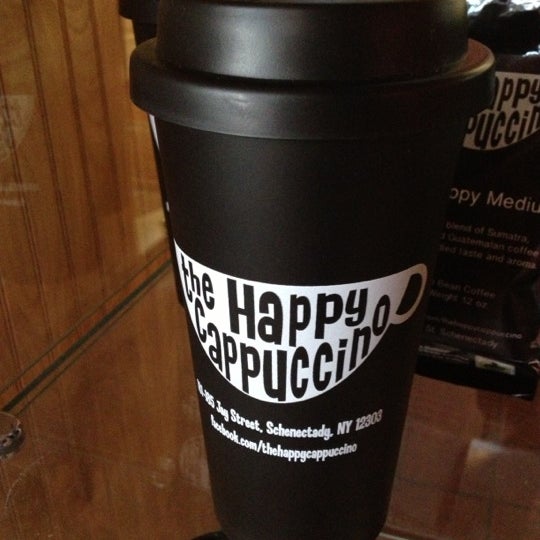 Foto tomada en The Happy Cappuccino Coffee House  por Katie N. el 11/20/2012