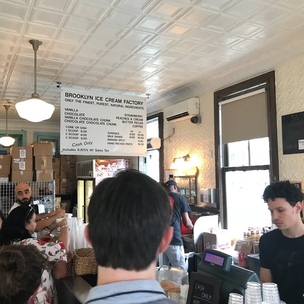 6/27/2018 tarihinde Carlos V.ziyaretçi tarafından Brooklyn Ice Cream Factory'de çekilen fotoğraf