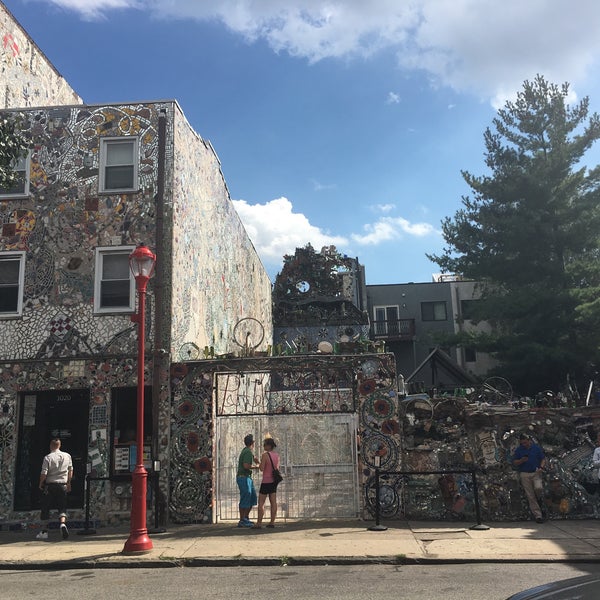 Снимок сделан в Philadelphia&#39;s Magic Gardens пользователем Leah G. 8/15/2016