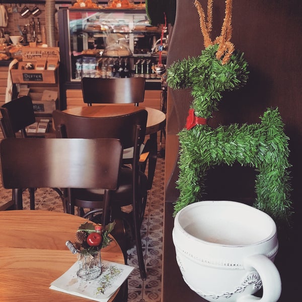 Das Foto wurde bei Sloth Coffee Shop von Nur Ş. am 12/15/2016 aufgenommen