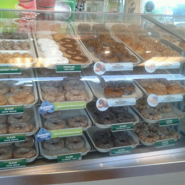 8/12/2013 tarihinde Anjum P.ziyaretçi tarafından Krispy Kreme'de çekilen fotoğraf