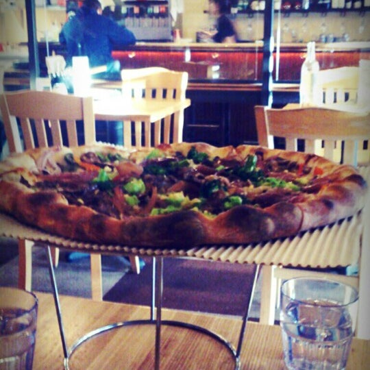 Снимок сделан в Howie&#39;s Artisan Pizza пользователем Ramanath B. 12/2/2012