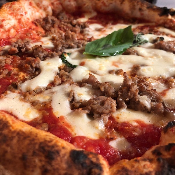 Foto tirada no(a) O&#39;scià Pizzeria Napoletana por Nick D. em 3/30/2019