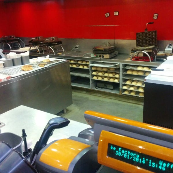 Foto tirada no(a) Waffle Factory por Nick D. em 1/30/2014