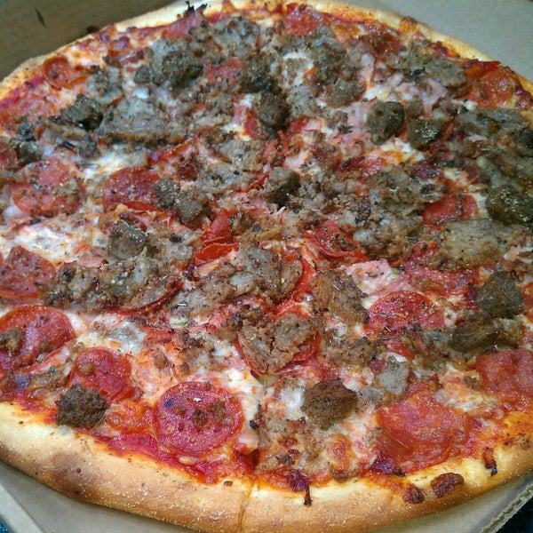 Foto diambil di Pizza L&#39;Vino oleh Kevin G. pada 7/3/2013