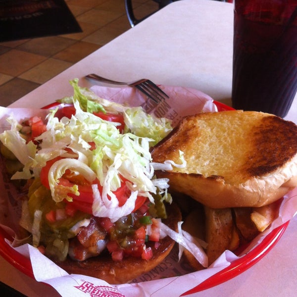 Photo taken at Fuddruckers by Ravil T. on 2/3/2013