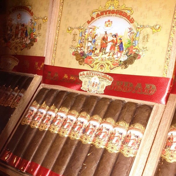 รูปภาพถ่ายที่ Cigar and Lounge โดย Demian E. เมื่อ 6/10/2014