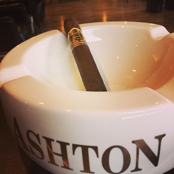 รูปภาพถ่ายที่ Cigar and Lounge โดย Demian E. เมื่อ 5/1/2015