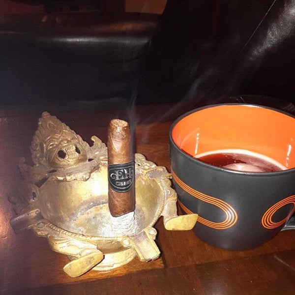 Foto tirada no(a) Cigar and Lounge por Demian E. em 3/28/2014
