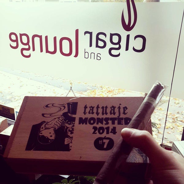 รูปภาพถ่ายที่ Cigar and Lounge โดย Demian E. เมื่อ 10/22/2014