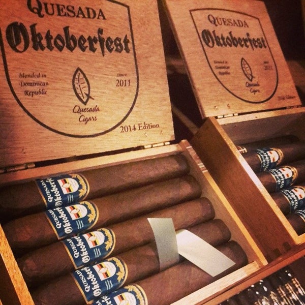 Foto tirada no(a) Cigar and Lounge por Demian E. em 8/11/2014