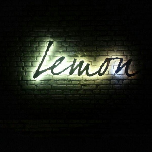 4/18/2013 tarihinde Dhanuziyaretçi tarafından Lemon Bar &amp; Kitchen'de çekilen fotoğraf