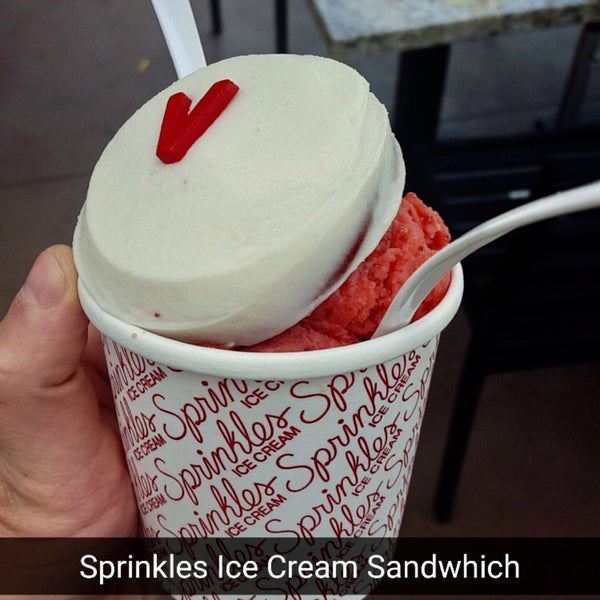 4/3/2017 tarihinde Amber M.ziyaretçi tarafından Sprinkles Ice Cream'de çekilen fotoğraf