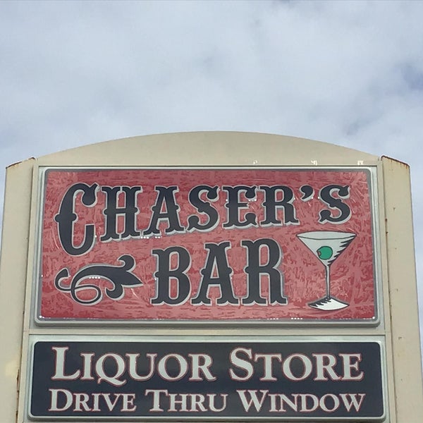 Foto tirada no(a) Chasers Liquor Store &amp; Bar por Chasers Liquor Store &amp; Bar em 2/27/2023