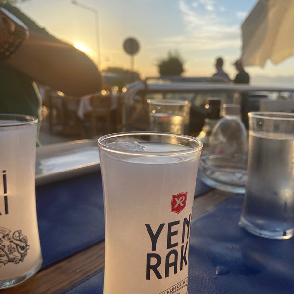 Foto scattata a Mavi Balık&amp;Meze Restaurant da Rıza Ayaz K. il 6/15/2020
