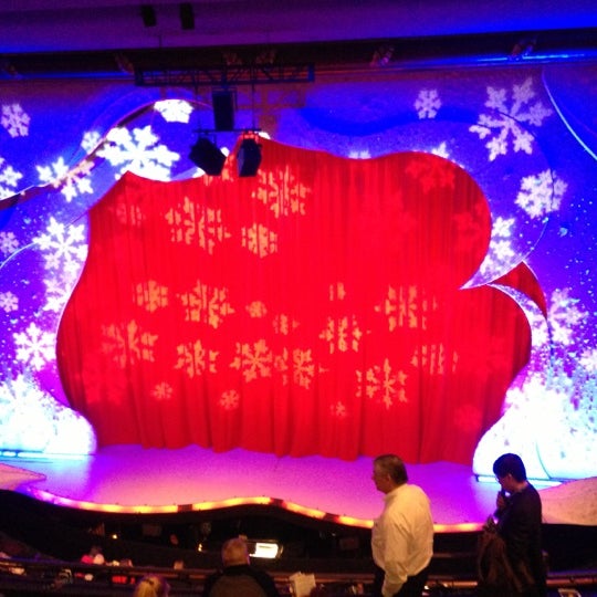 Снимок сделан в A Christmas Story the Musical at The Lunt-Fontanne Theatre пользователем Peter S. 12/13/2012