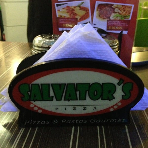 รูปภาพถ่ายที่ Salvator&#39;s Pizza โดย Mario C. เมื่อ 7/11/2013
