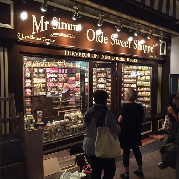 10/16/2014 tarihinde Harold L.ziyaretçi tarafından Mr Simms Olde Sweet Shoppe'de çekilen fotoğraf