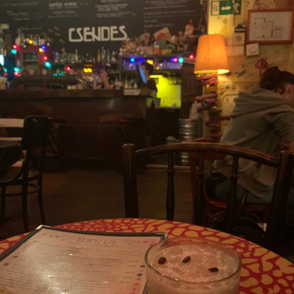 10/21/2019 tarihinde Anna A.ziyaretçi tarafından Csendes Vintage Bar &amp; Cafe'de çekilen fotoğraf