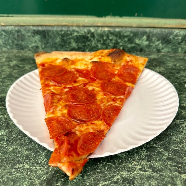 Foto tirada no(a) Joe&#39;s Pizza por Aaron em 11/12/2023