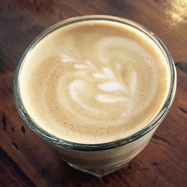 Foto tirada no(a) Mission Coffee Co. por Aaron em 3/7/2015