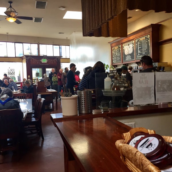 รูปภาพถ่ายที่ Zocalo Coffeehouse โดย Aaron เมื่อ 2/22/2017