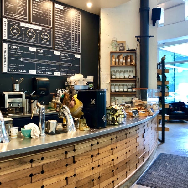 รูปภาพถ่ายที่ Dollop Coffee &amp; Tea โดย Aaron เมื่อ 10/4/2019