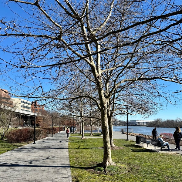 Photo taken at Georgetown Waterfront Park by Aaron on 2/4/2024