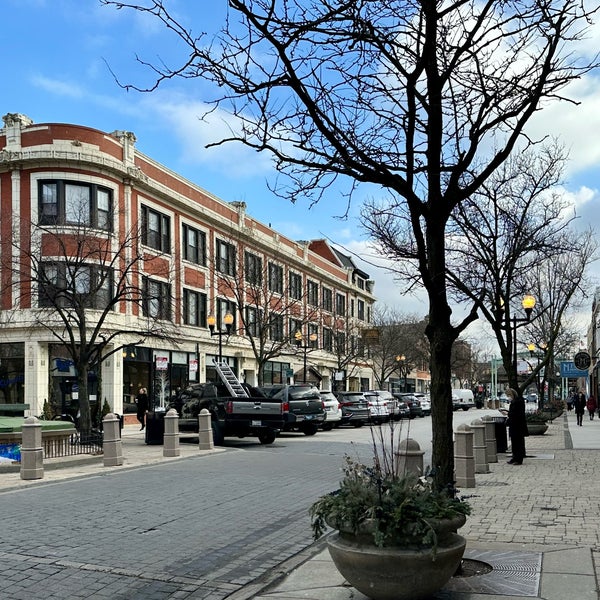 Photos at Lincoln Square (Giddings Plaza) Ravenswood 28 tips from