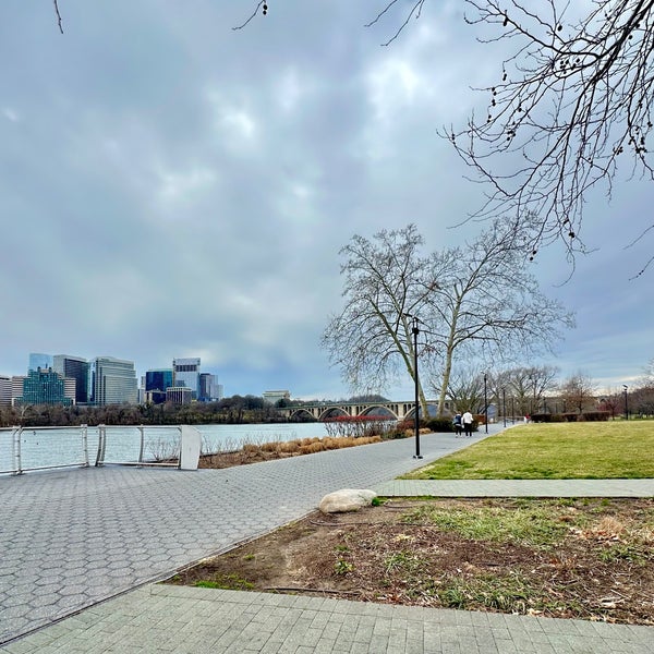 Photo taken at Georgetown Waterfront Park by Aaron on 2/10/2024