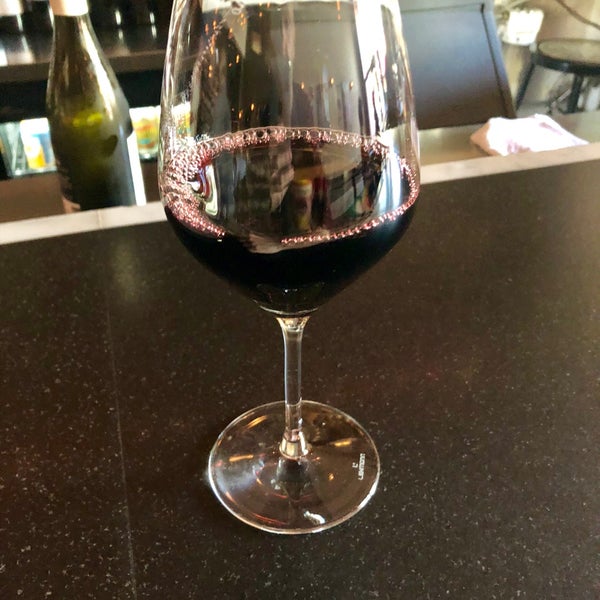 Foto scattata a Blush! Wine Bar da Aaron il 7/20/2018