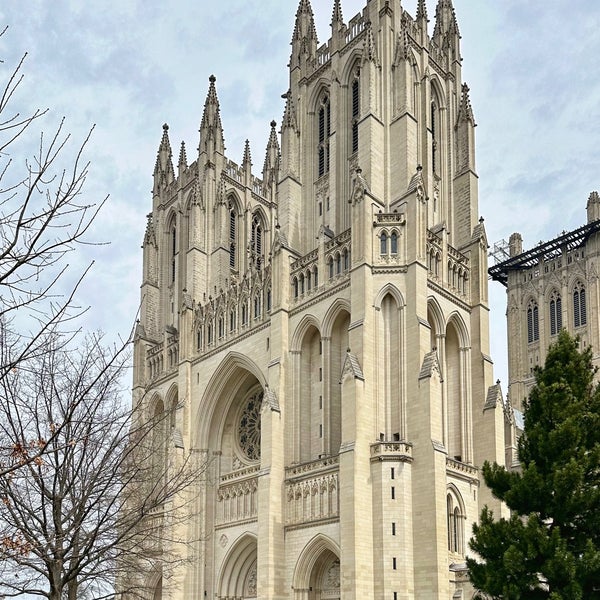 Foto diambil di Washington National Cathedral oleh Aaron pada 4/1/2023