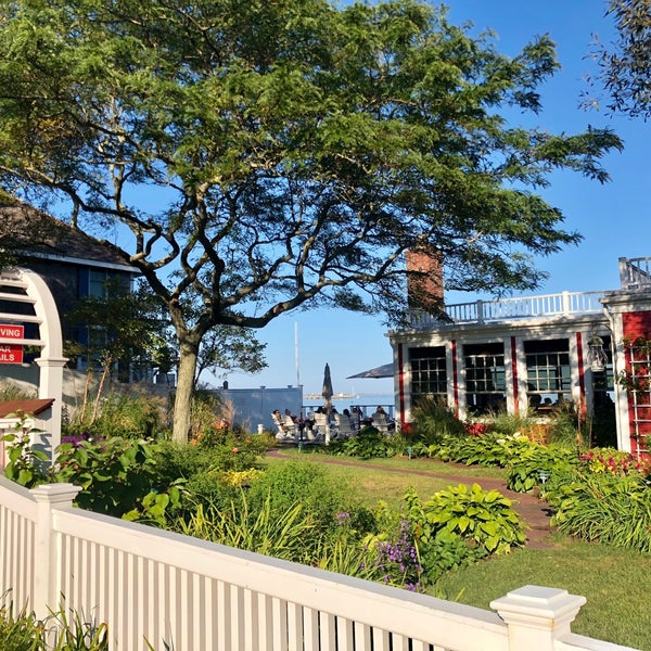 Foto diambil di The Red Inn &amp; Restaurant oleh Aaron pada 9/21/2019