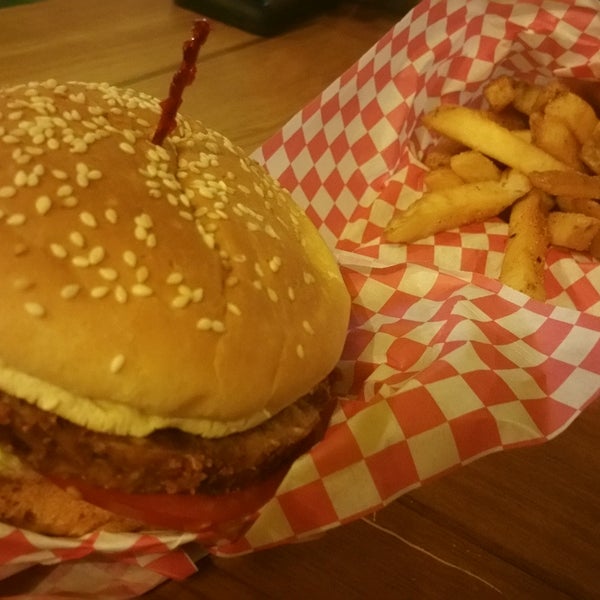 Снимок сделан в Carytown Burgers &amp; Fries пользователем Alejandra M. 11/18/2016