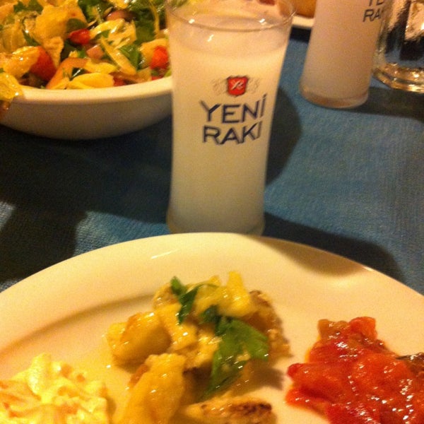Das Foto wurde bei Beyaz Balık Restaurant von Buket am 8/17/2014 aufgenommen