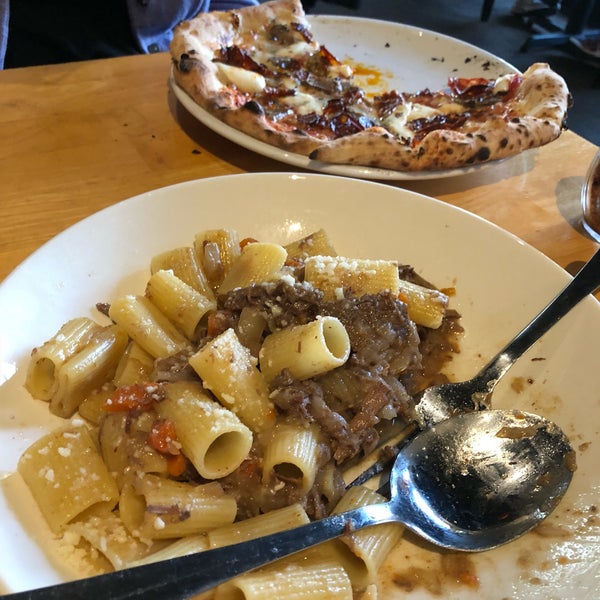 Foto scattata a Tutta Bella Neapolitan Pizzeria da Danny F. il 8/4/2018