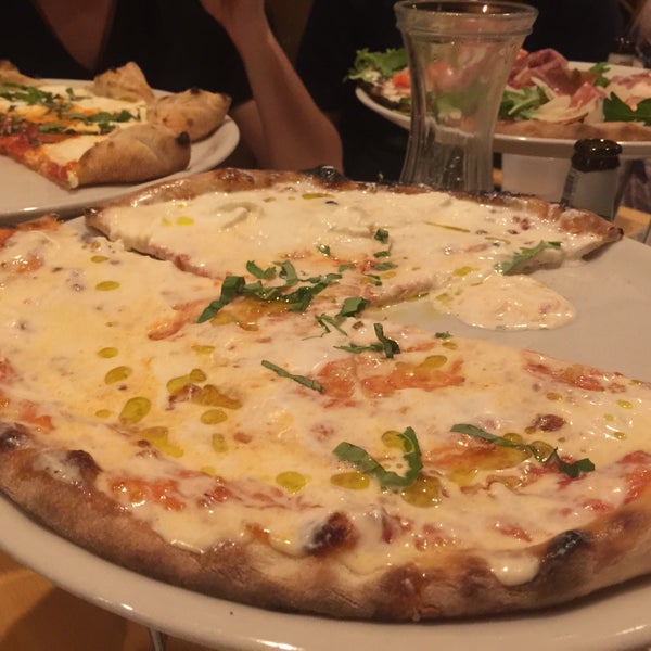 Foto diambil di Mister O1 Extraordinary Pizza oleh Indira G. pada 11/1/2015