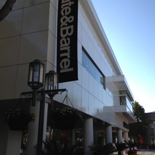 Photo taken at Crate &amp; Barrel by citieguy on 11/6/2012