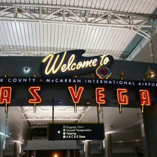 รูปภาพถ่ายที่ &quot;Welcome to Las Vegas&quot; Sign โดย Jim S. เมื่อ 6/22/2015