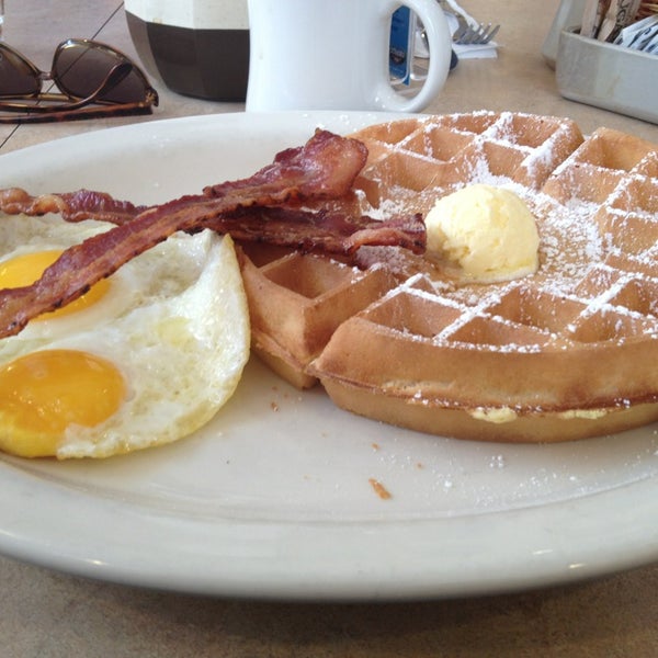 Foto diambil di The Egg &amp; I Restaurants- McAllen oleh Rams E. pada 2/24/2013