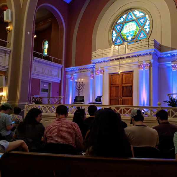 Foto diambil di Sixth &amp; I Historic Synagogue oleh Aru S. pada 6/27/2018