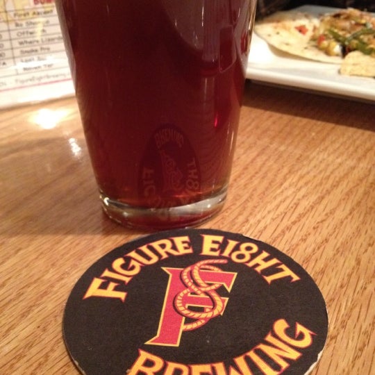 2/9/2013 tarihinde Kelly S.ziyaretçi tarafından Figure Eight Brewery'de çekilen fotoğraf