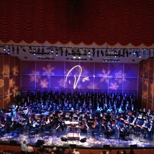 Снимок сделан в Marcus Center For The Performing Arts пользователем Chris M. 12/2/2012