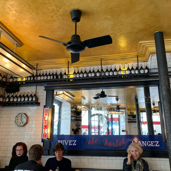 รูปภาพถ่ายที่ Café Charlot โดย Marc L. เมื่อ 2/11/2019
