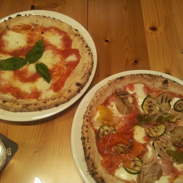 Foto scattata a Pizza Fabbrica da Aija B. il 10/18/2015