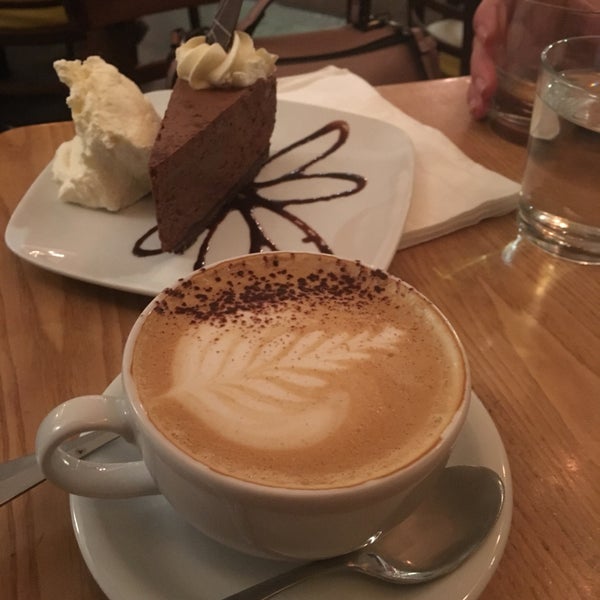 Das Foto wurde bei Pastiche Fine Desserts &amp; Café von Danielle am 3/13/2017 aufgenommen