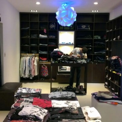 Das Foto wurde bei New York Store Shopping Vendome von Rogério am 10/13/2012 aufgenommen