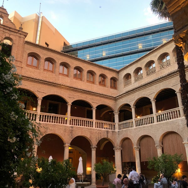 Foto diambil di Hotel Palacio de Santa Paula oleh Jin H. pada 6/29/2018