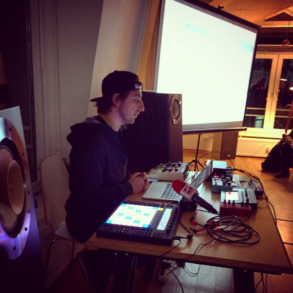 12/3/2014にLuba H.がSOHO Sofia Holistic Coworking Companyで撮った写真