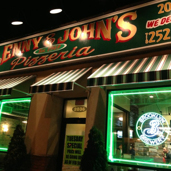 รูปภาพถ่ายที่ Lenny &amp; John&#39;s Pizza โดย Jeffrey เมื่อ 1/8/2013